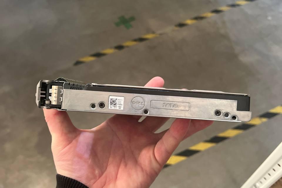 DELL 2HR85, Носитель информации