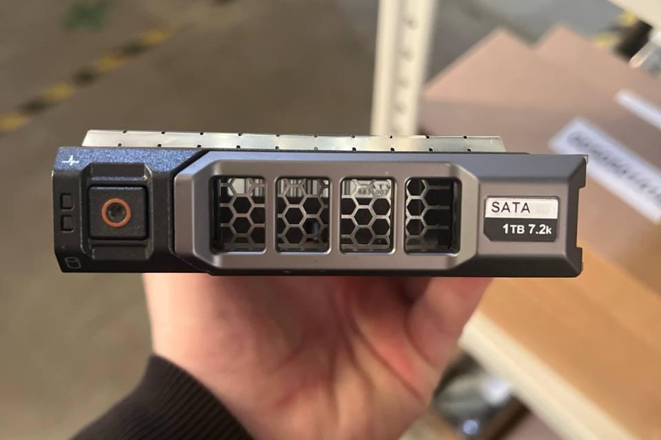DELL 2HR85, Носитель информации