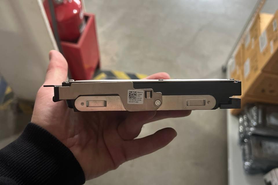 DELL X4FKYR, Носитель информации