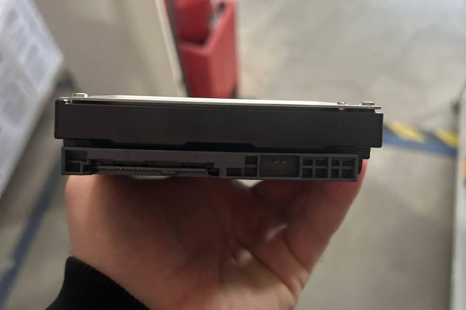 DELL X4FKYR, Носитель информации
