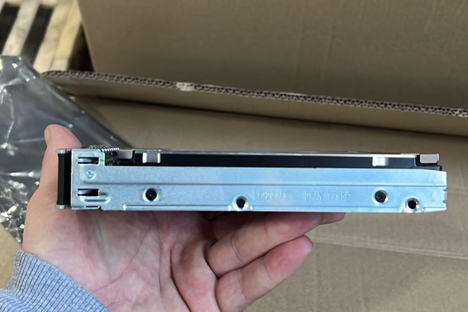 DELL XXFFG, Носитель информации
