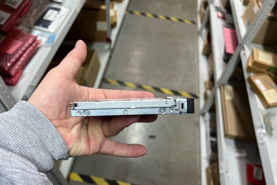 DELL RWR8F, Носитель информации
